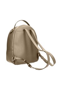 Zaino in ecopelle leggero beige con forma arrotondata, spallacci regolabili e superficie testurizzata. Presenta una maniglia superiore e accessori in argento.
