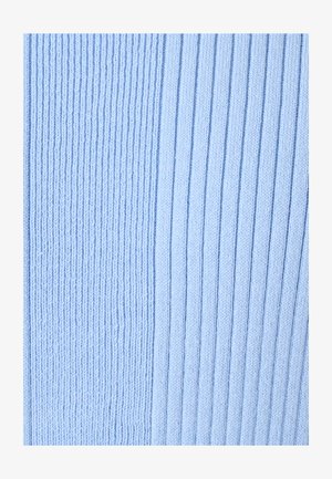 Lichtblauw gebreid textiel met geribbelde patronen en afwisselende getextureerde secties voor een contrasterend visueel effect.