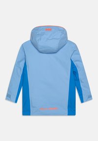 Lysblå vandtæt jakke med hætte, der har en orange detalje ved halsen, mørkeblå sidelapper og "Helly Hansen" logo i orange.