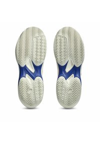 Vita gummisula med zigzagmönster, med en blå plastdel i mellansulan och släta detaljer.