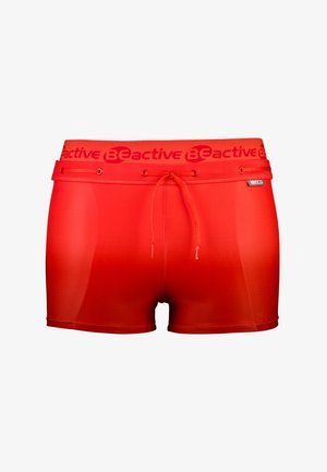 Shorts de bain rouges avec une taille à cordon et logo. Texture lisse, design ajusté, dégradé léger du rouge foncé au rouge clair.