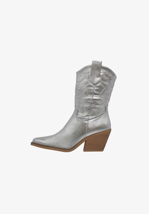 Silberner Cowboy-Stiefel mit spitzem Zehenbereich, strukturiertem metallischen Finish und gestapeltem Holzabsatz. Verfügt über ein dekoratives gesticktes Muster.