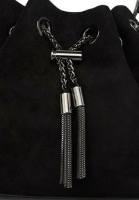 Bolso tipo cubo de ante negro con cierre de cordón, acentos de cadena plateada y herrajes metálicos con borlas texturizadas.