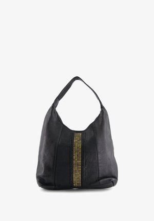 Czarna skórzana torba na ramię z pojedynczym paskiem i centralnym pionowym pasem złotych kwadratowych ćwieków na przednim panelu.