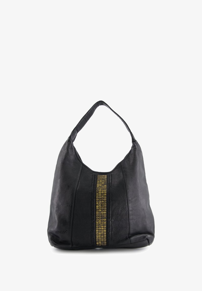Sac à épaule en cuir noir avec une seule bandoulière et une bande verticale centrale de clous carrés dorés sur le panneau avant.