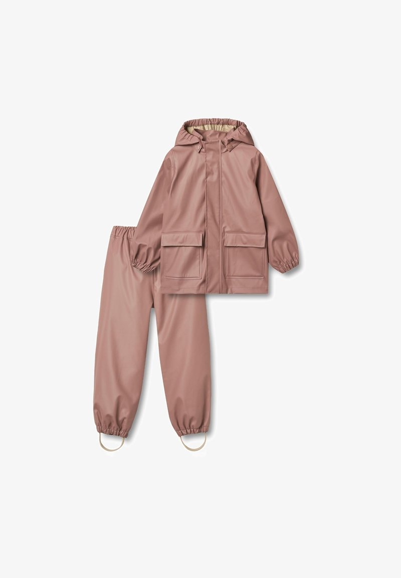 Vízhatlan, rózsaszín esőkabát és nadrág szett, elasztikus mandzsettával, két elülső zsebbel és kapucnival, hogy még nagyobb védelmet nyújtson az időjárás viszontagságaitól.