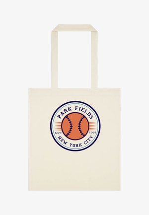 Beżowa torba na ramię z długimi uchwytami, ozdobiona okrągłym logo pomarańczowej piłki baseballowej oraz napisem „Park Fields New York City NYC 1961.”