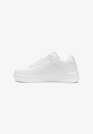 Sneaker basso completamente bianco con lacci, dettagli cuciti e suola texturizzata vista lateralmente su sfondo bianco.