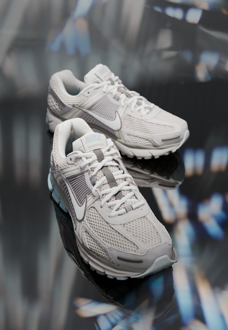 Nike Sportswear - ZOOM VOMERO 5 SE UNISEX - Sneaker low - light orewood brown/dark stucco/light pumice/sail/baroque brown, Vergrößern