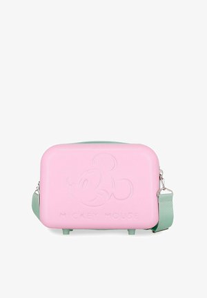 Pequeño estuche duro rectangular rosa con cara de Mickey Mouse en relieve y correa de hombro verde desmontable.