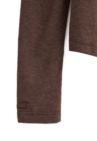 Brązowy rękaw koszuli z długim rękawem z widocznymi szwami i małą czarną metką "Polo Club" blisko mankietu na białym tle.