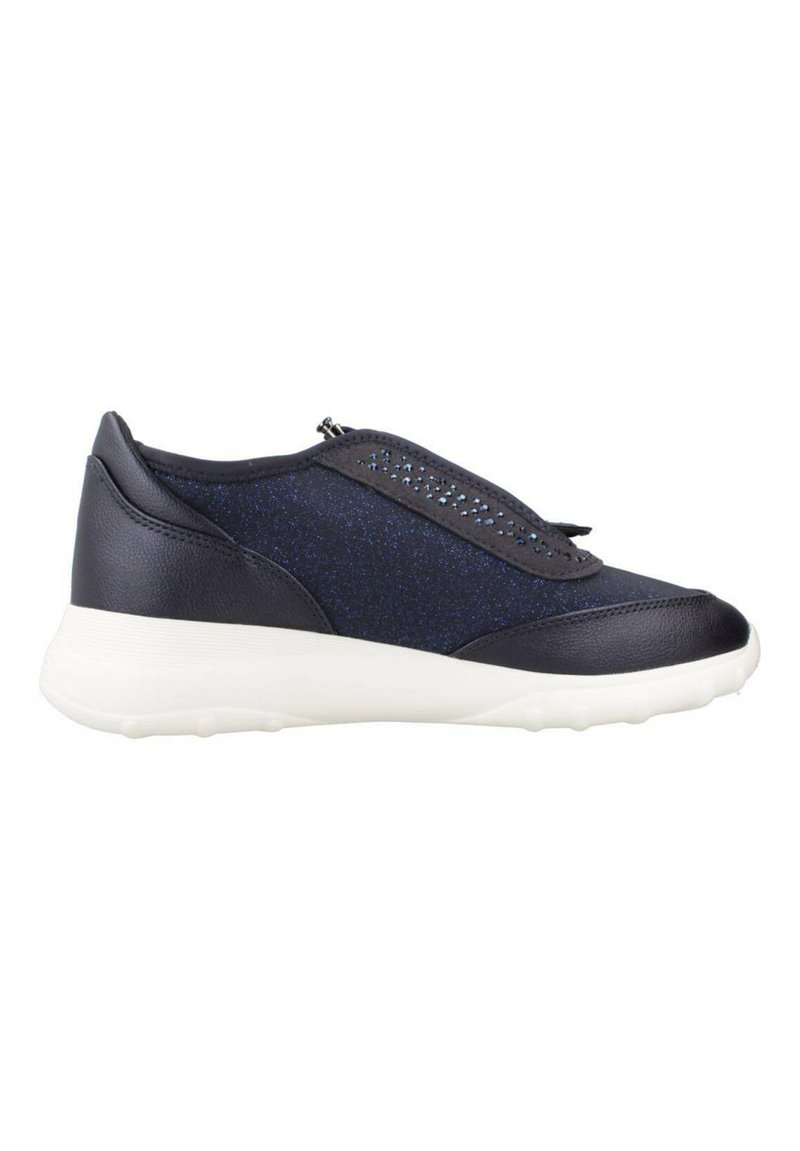 Zapatillas deportivas en color marino con cuero texturizado y un panel de malla brillante. Cuentan con un cierre con cremallera y una suela blanca acolchada para mayor comodidad.