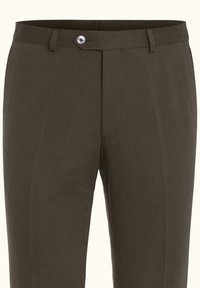 Pantaloni eleganti marroni in tessuto strutturato, con design a vita piatta, pieghe nette, chiusura con un solo bottone e passanti per cintura.