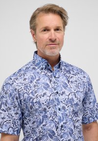 Korte mouw button-up shirt in lichtblauw met een bloemenpatroon, voorzien van donkerblauwe accenten en een klassieke kraag.
