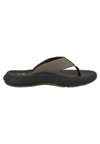 Sandale flip-flop marron avec une sangle douce et texturée, une semelle noire rembourrée et un accent de design subtil le long du bord de la sangle.