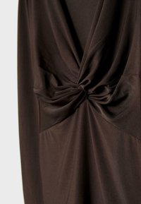 Braunes Kleid mit einer weichen, glatten Textur. Die drapierte Gestaltung weist ein Knoten-Detail an der Taille auf, das elegante Falten und sanfte Linien erzeugt.