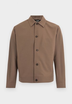 Jachetă maro cu nasturi, guler ascuțit, mâneci lungi și patru nasturi închiși în față, pe fundal alb.