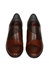 Zapatos de cuero marrón con un acabado suave, que presentan un diseño diagonal, cremallera lateral y punta redondeada. Se aprecian detalles de cuero marrón oscuro.