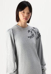 Object OBJTHESS EMBROIDERY DRESS - Kampsunkleit - light grey melange