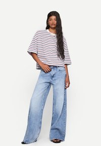Bershka WIDE-LEG - Leveälahkeiset - light-blue denim