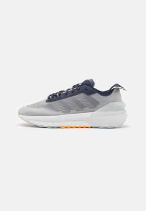 adidas Sportswear AVRYN - Športni copati - shadow navy/acid orange