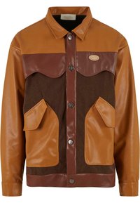 Braun und beige zweifarbige Jacke mit Leder- und Cordura-Texturen, Druckknöpfen und vorderen Taschen mit einem westlichen Yoke-Design.