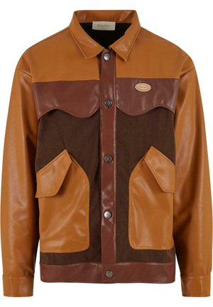 Bruine en tan tweekleurige jas met leren en corduroy texturen, drukknoopsluitingen en voorzakken met een westers-stijl yoke ontwerp.