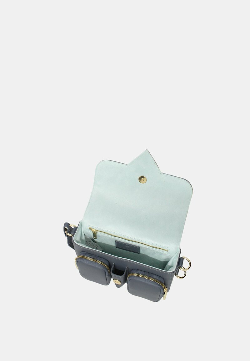 Borsa in pelle grigia compatta con hardware dorato, dotata di un morbido interno verde menta, due tasche esterne con zip e chiusura superiore a scatto.