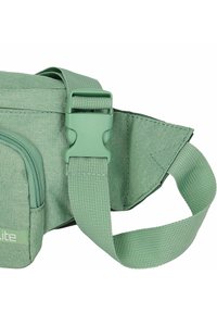 Groene stoffen tas met een getextureerd hexagonaal patroon, verstelbare schouderband en plastic gesp. Bevat een ritsvak voor opslag.