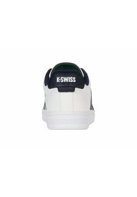 Biele tenisky K-Swiss so štruktúrovaným koženým povrchom, zelenými akcentmi, okrúhlym tvarom a polstrovaným golierom. Logo je výrazne zobrazené na päte.