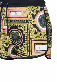 Shorts met een levendig, patroonontwerp met gouden motieven, roze en marineblauwe accenten, en een tailleband met trekkoord voor een verstelbare pasvorm.
