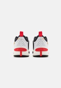 Nike Performance TEAM HUSTLE UNISEX  biały