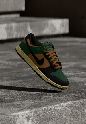 Nike Sportswear, DUNK LOW RETRO DIMENSION - Baskets basses - fir/black/light british tan/sesame