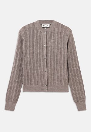 Grå, ribbet cardigan med rund hals, lange ermer og knappelukking. Har en myk tekstur med en subtil glans.