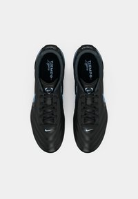 Ζευγάρι μαύρα ποδοσφαιρικά παπούτσια Nike Tiempo Legend με ανοιχτό μπλε λεπτομέρειες, δεμένα κορδόνια, φωτογραφημένα από πάνω σε λευκό φόντο.