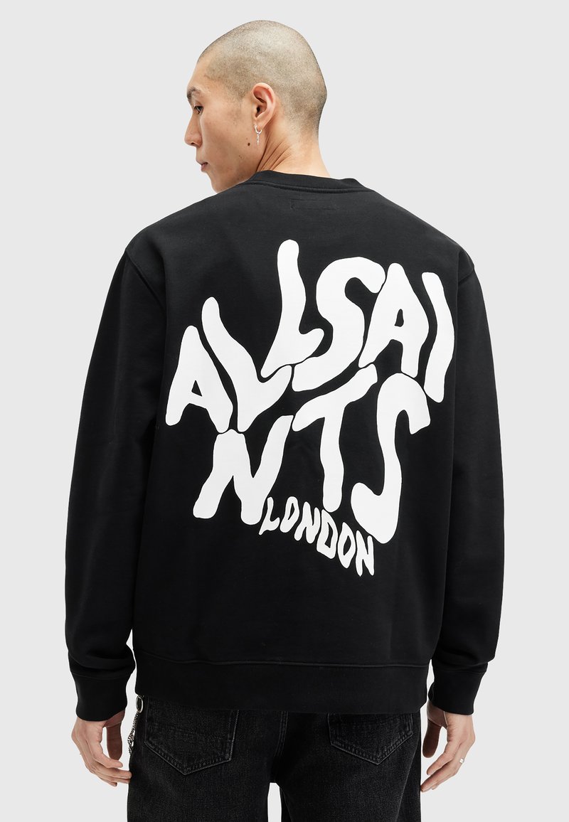 Sort sweatshirt med en stor hvid flydende grafik, der står "ALLSAINTS LONDON" på ryggen. Har en rund halsudskæring og lange ærmer.