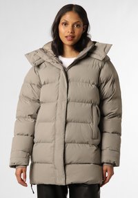 Chaqueta acolchada gris claro con cierre frontal, capucha grande y bolsillos laterales. Presenta un diseño acolchado y puños elásticos.