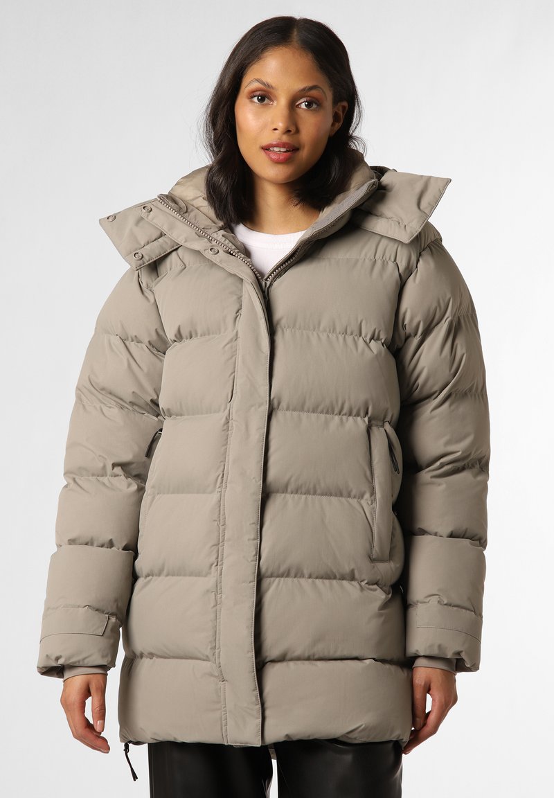 Chaqueta acolchada gris claro con cierre frontal, capucha grande y bolsillos laterales. Presenta un diseño acolchado y puños elásticos.