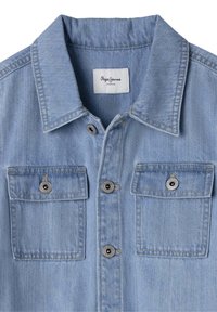 Šviesiai mėlynas džinsinis marškinis su smailiu apykakle, sidabro spalvos spaudėmis ir dviem krūtinės kišenėmis su atvartais. Viduje yra etiketė "Pepe Jeans London".