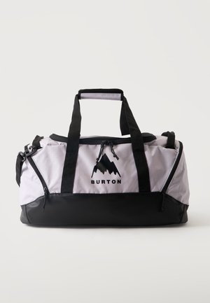 Bolsa tipo duffel Burton gris y negra con asas dobles, correa de hombro ajustable, bolsillos laterales con cremallera y logotipo de montaña en la parte delantera.