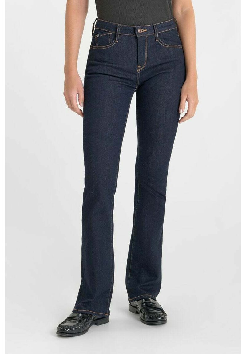 Donkerblauwe denim flared jeans met een hoge taille, voorzien van oranje stiksel, voorzakken en een knoopsluiting. Glad textuur en slim fit.