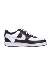 Zapatilla de cuero en blanco y negro con acentos rosas, puntera redonda, detalles perforados y suela de goma blanca. Presenta un cierre con cordones.