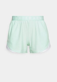 Pantalones cortos deportivos verde claro con una cinturilla ancha que lleva el texto 'UNDER ARMOUR', y un forro interior blanco en el dobladillo para un mayor contraste.
