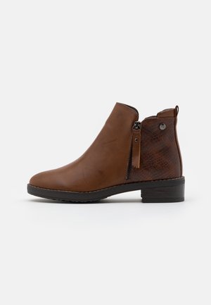 Bottine en cuir marron avec des accents texturés marron foncé, fermeture éclair sur le côté, petit talon carré et bout rond.