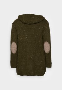 Cardigan en maille vert olive avec une capuche, présentant des coudières roses et un motif texturé avec des éclats de couleurs variées.