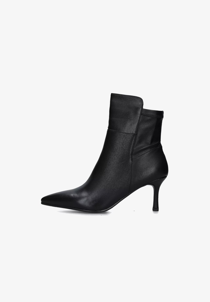 Stivale ankle in pelle nera con punta affusolata e tacco medio sottile, finitura liscia e leggero dettaglio elastico alla caviglia.