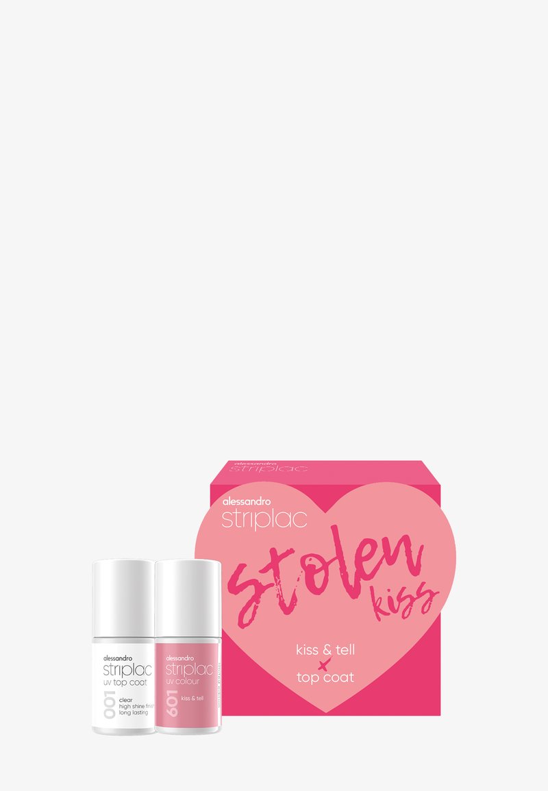 To flasker med Alessandro Striplac neglelakk, en klar topplakk og en rosa farge, med en rosa eske merket "Stolen Kiss" bak dem.
