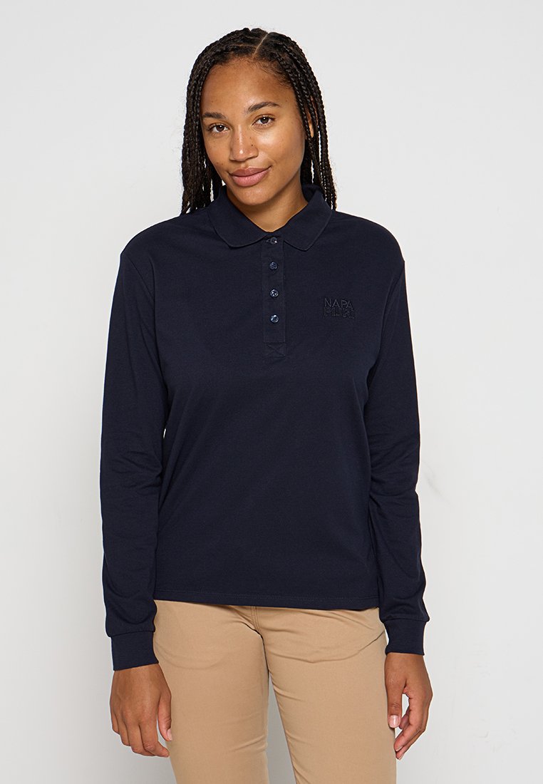 Middengrijze polo met lange mouwen en drie knopen, met een subtiele geborduurde logo op de linkerkant van de borst en geribbelde manchetten. Gladde stoftextuur.