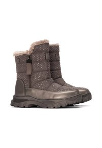 Botas de invierno marrones acolchadas con borde de piel sintética y tachuelas decorativas. Cremalleras laterales y suelas texturizadas para mayor agarre y estabilidad.