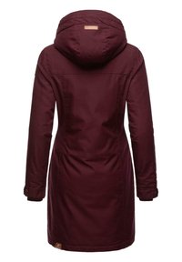 Burgunderfarget midje-lang kåpe med hette, med en glatt tekstur og justerbare ermer. Inkluderer et logo-plagg nær kanten.